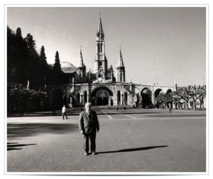 Le Dr LEFEBURE devant la Cathédrale de Lourdes
